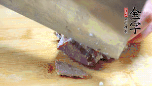 金字鹵牛肉打開(kāi)包裝，把牛肉切成片狀。（眼見(jiàn)為實(shí)，用一整塊牛肉鹵制的鹵牛肉哦，牛肉的香氣感覺(jué)撲鼻而來(lái)有木有?。。。?>
					</div>
					<span>步驟 6/7</span>
					<p>金字鹵牛肉打開(kāi)包裝，把牛肉切成片狀。（眼見(jiàn)為實(shí)，用一整塊牛肉鹵制的鹵牛肉哦，牛肉的香氣感覺(jué)撲鼻而來(lái)有木有?。。。?/p>
				</li><li>
					<div   id=