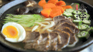 最后，將所有食材都擺到面碗上，呈現(xiàn)美美的視覺(jué)就可以了！