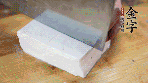 豆腐切成小塊，臘肉切成薄片，辣椒切成小圈。