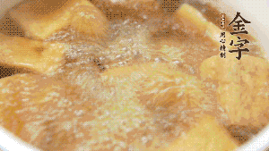 另起一個(gè)湯鍋，倒入適量清水，加入炸好的豆腐塊。待水沸騰后，加入臘肉，用生抽、料酒、火腿高湯調(diào)味。燉煮至臘肉熟透，加辣椒圈增加點(diǎn)辣味。（調(diào)料可以根據(jù)個(gè)人口味適當(dāng)調(diào)整，火腿高湯能夠讓湯汁更加層次豐富。）