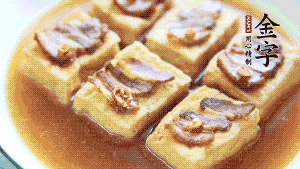 裝盤時(shí)，撒上蔥花裝飾。