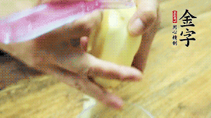 將食材洗凈，茄子、土豆切滾刀塊。