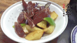 加少量生抽、鹽、糖、雞精調(diào)味，炒熟出鍋即可。