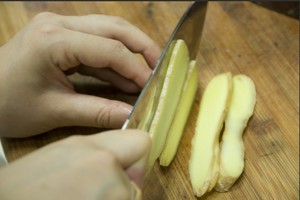 火腿切片，生姜切片。