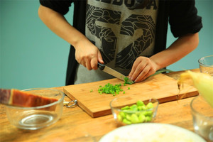 當(dāng)然，如果你愛吃蔥，可以切點(diǎn)蔥花加入。