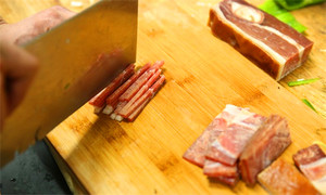 將火腿清洗后切成絲備用。