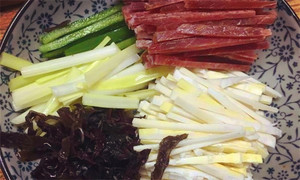 黑木耳泡發(fā)，黑木耳、韭黃、雷筍、青椒切成絲。
