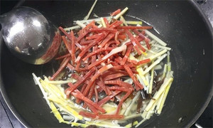 火腿絲、筍絲、黑木耳絲汆水后，瀝干。