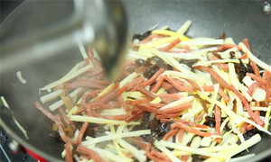 起油鍋，蒜茸煸香，倒入所有食材，加料酒翻炒至熟即可。