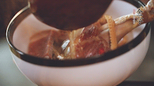 筍干提前冷水浸泡3小時(shí)，浸泡后將筍干撕成條狀。