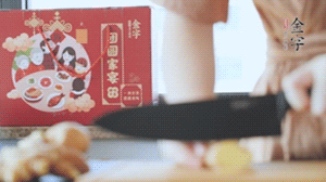 將處理好的老鴨放入冷水鍋中，丟入姜片，冷水煮沸去腥。