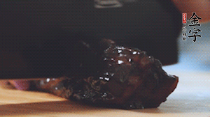 金字風味醬肉切小塊。