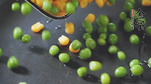 鍋7成熱時，下豌豆、玉米翻炒，再依次放醬肉、洋蔥碎、木耳碎。