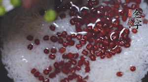 將炒好的食材和大米、紅豆一起放進電飯鍋煮。