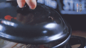 大火煮沸后，小火慢燉1～1.5個(gè)小時(shí)。