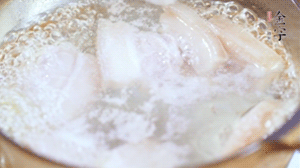 五花肉切塊，加姜片焯水備用。