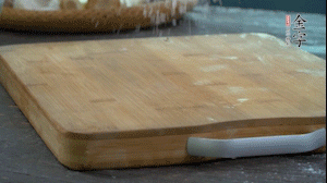 【面皮】3.案板撒點(diǎn)糯米粉，將面團(tuán)搓成均勻的小團(tuán)子。