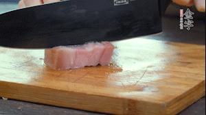 【餡料】1.金字淡咸肉加姜片料酒焯水，春筍焯水后切成小丁。