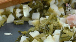 【餡料】2.鍋中油8成熱時(shí)，依次放入春筍、雪菜、淡咸肉，翻炒出香味。