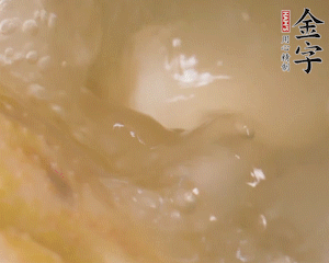 沸騰后撈出蔥結(jié)，小火燉45分鐘，加山藥再燉15分鐘。