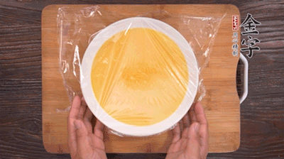 去除雞蛋液浮沫后，沸水上鍋蒸6分鐘。