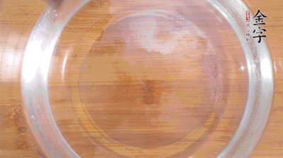 金字火腿切小片，浸泡5分鐘。