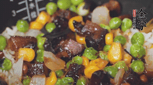 出鍋前加蠔油、生抽調(diào)味，撒點熟白芝麻即可。