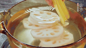 把藕和土豆焯水至八成熟，盛出瀝干水分。