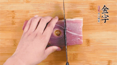 金字火腿切片，老豆腐切成塊，海鮮菇洗凈。