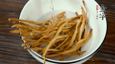 黃花菜、香菇提前泡發(fā)。黃花菜去掉硬頭，香菇切片。