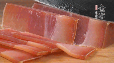 金字火腿切片，溫水浸泡5分鐘。