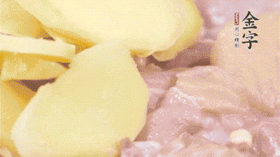 雞肉剁塊，用料酒、蔥、姜、鹽、糖拌均腌制20分鐘。