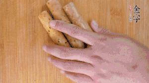 山藥去皮切斜刀塊，毛豆去外殼去膜，姜切片。