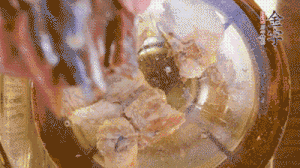 鍋中依次放姜片、排骨、火腿，加料酒、清水煮開轉(zhuǎn)小火煮30分鐘。