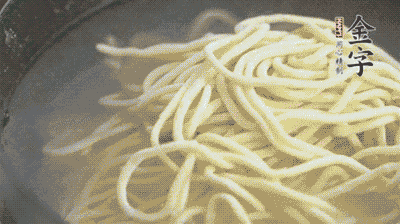 面條煮熟過涼水備用。