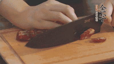 金字土香腸切片，香菇切丁。