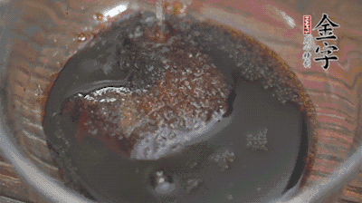 調(diào)配醬汁：耗油、生抽、老抽、糖、鹽、清水?dāng)嚢杈鶆颉?>
					</div>
					<span>步驟 3/5</span>
					<p>調(diào)配醬汁：耗油、生抽、老抽、糖、鹽、清水?dāng)嚢杈鶆颉?/p>
				</li><li>
					<div   id=