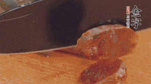 麻辣香腸蒸熟后，切片待用。