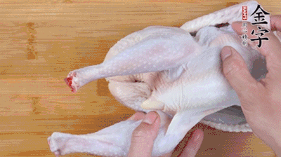 菌菇分別冷水泡發(fā)。雞處理干凈后剁成小塊，放水中浸泡半小時去血水。