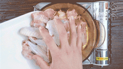 加料酒、蔥姜焯水2分鐘，清洗備用。