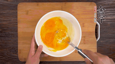 雞蛋加鹽、料酒打散后，加1.5倍溫水?dāng)嚢杈鶆颉?>
					</div>
					<span>步驟 2/5</span>
					<p>雞蛋加鹽、料酒打散后，加1.5倍溫水?dāng)嚢杈鶆颉?/p>
				</li><li>
					<div   id=