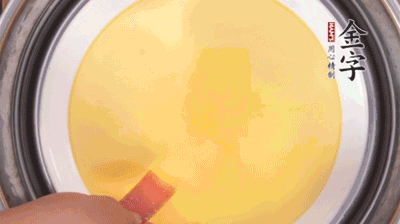 將火腿片均勻鋪上，繼續(xù)蒸6分鐘。