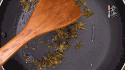 鍋中3成油溫時，下雪菜、辣椒圈翻炒40秒。