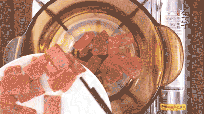 砂鍋中依次放火腿片、豆腐，大火燉開轉(zhuǎn)中小火。