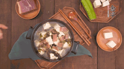 出鍋前撒蔥花。