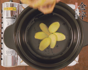 準備土砂鍋，放姜片、鴿子、火腿片、蔥結(jié)、料酒，加沒過食材多些的清水，中小火燉煮。