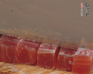 金字火腿切丁，春筍剝殼切丁，豌豆剝粒。