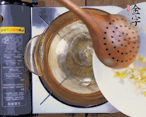 春筍丁焯水，1分鐘后加火腿丁一同汆燙1分鐘。