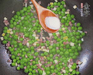 加水、料酒、鹽燒2分鐘即可。