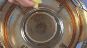 金字淡咸肉加姜片、料酒，冷水入鍋焯水。